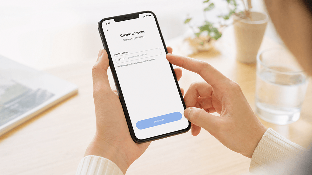 スマートフォンでアプリの新規登録画面を操作する手元。REDアプリの登録方法を始めるイメージ